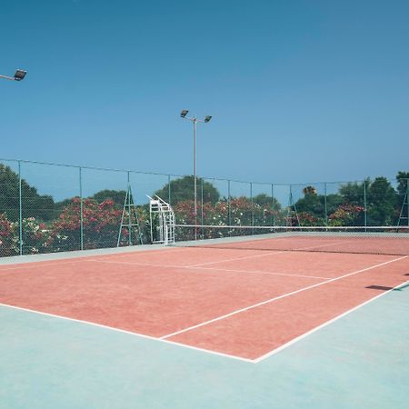 Hotel Iberostar Waves Saïdia Esterno foto Tennis court