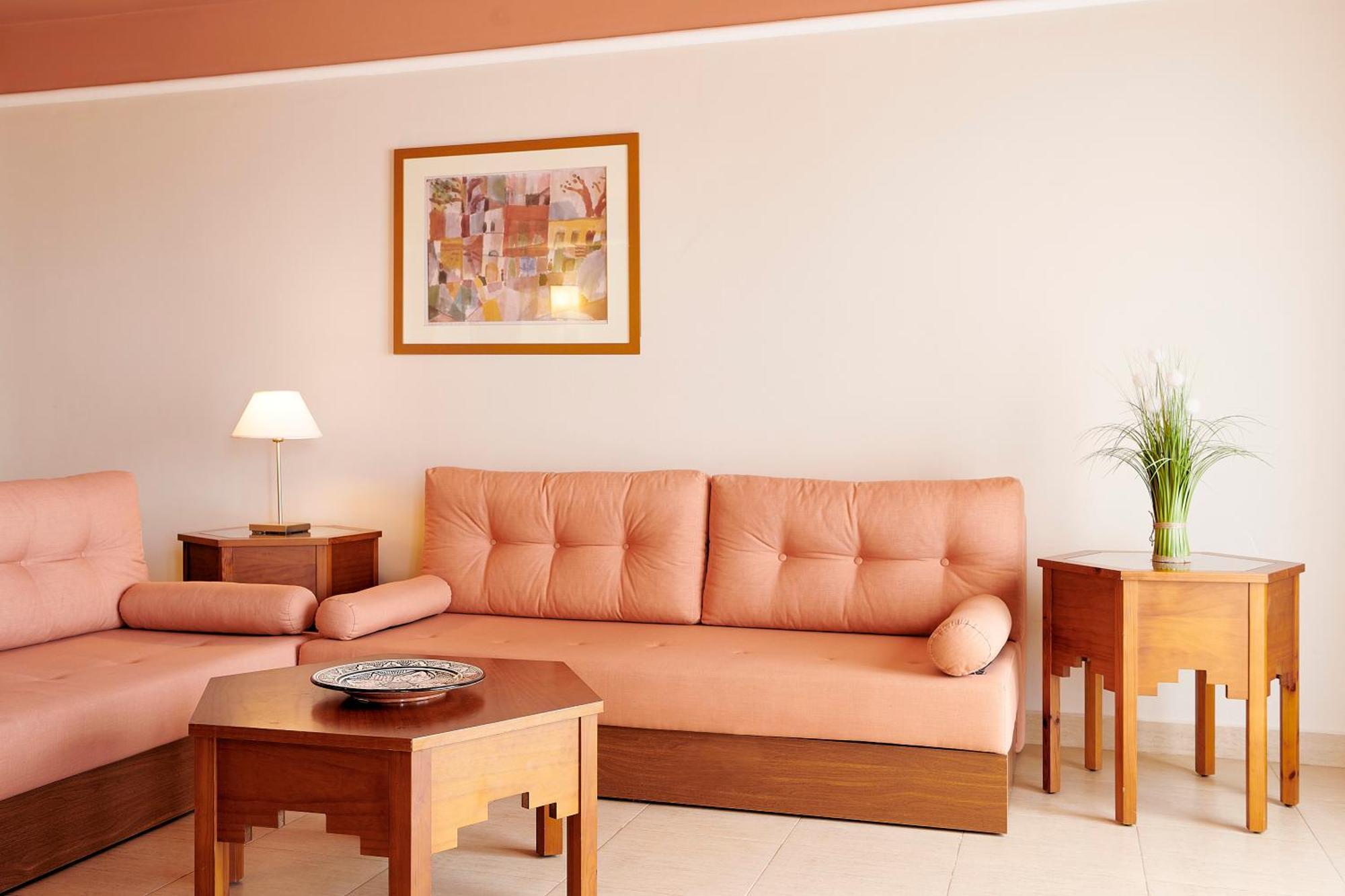 Hotel Iberostar Waves Saïdia Esterno foto A living room