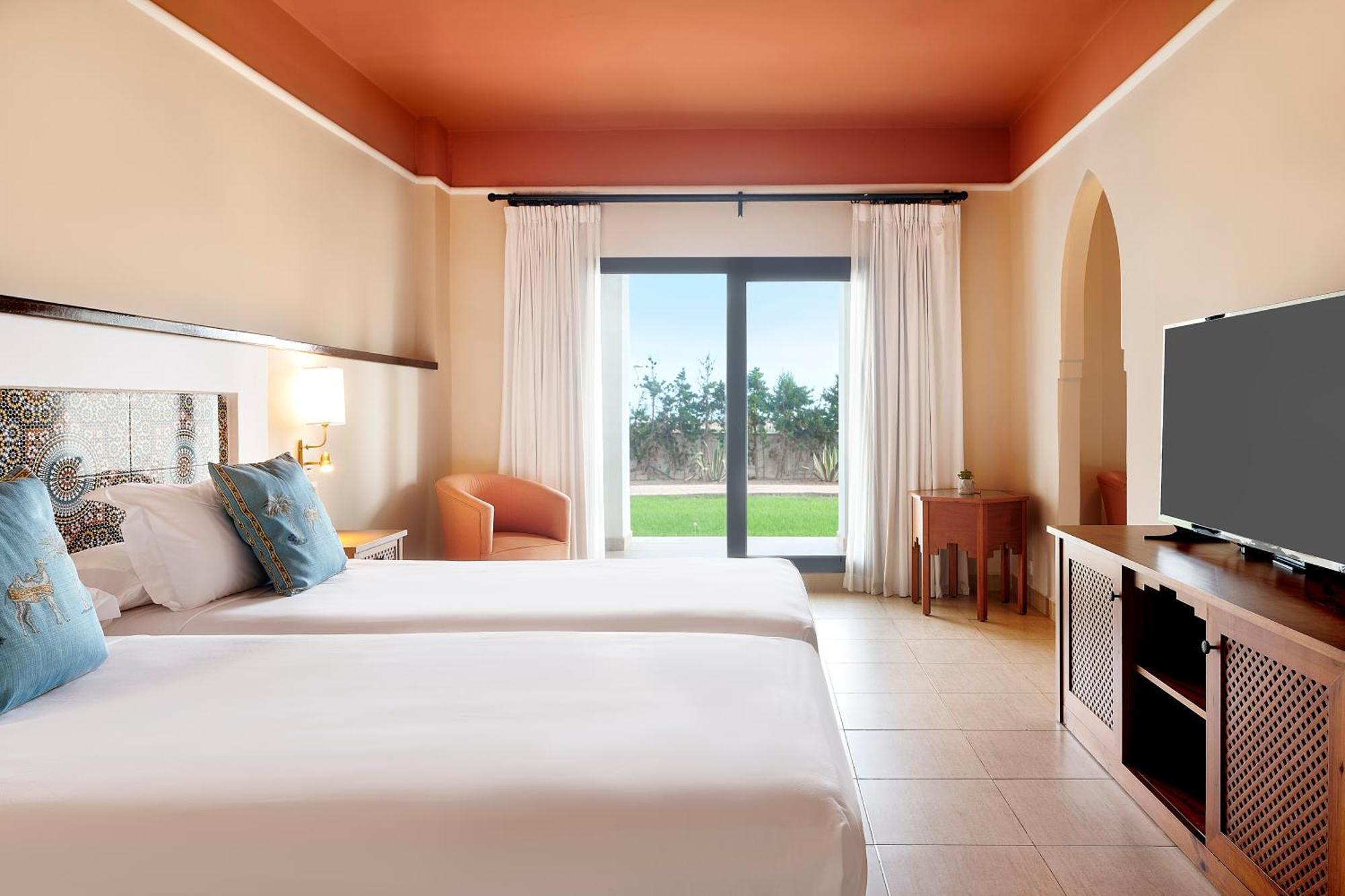 Hotel Iberostar Waves Saïdia Esterno foto A room at the Hilton Garden Inn in Cancun, Mexico