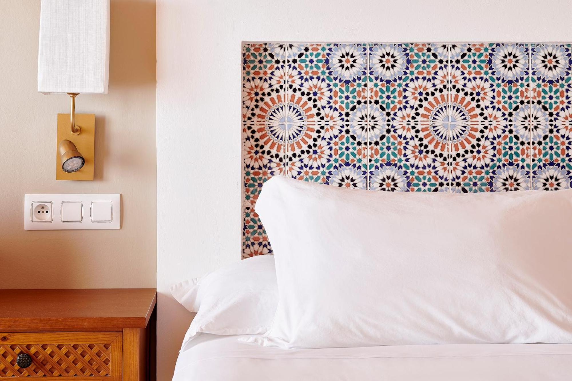 Hotel Iberostar Waves Saïdia Esterno foto A bed with a headboard