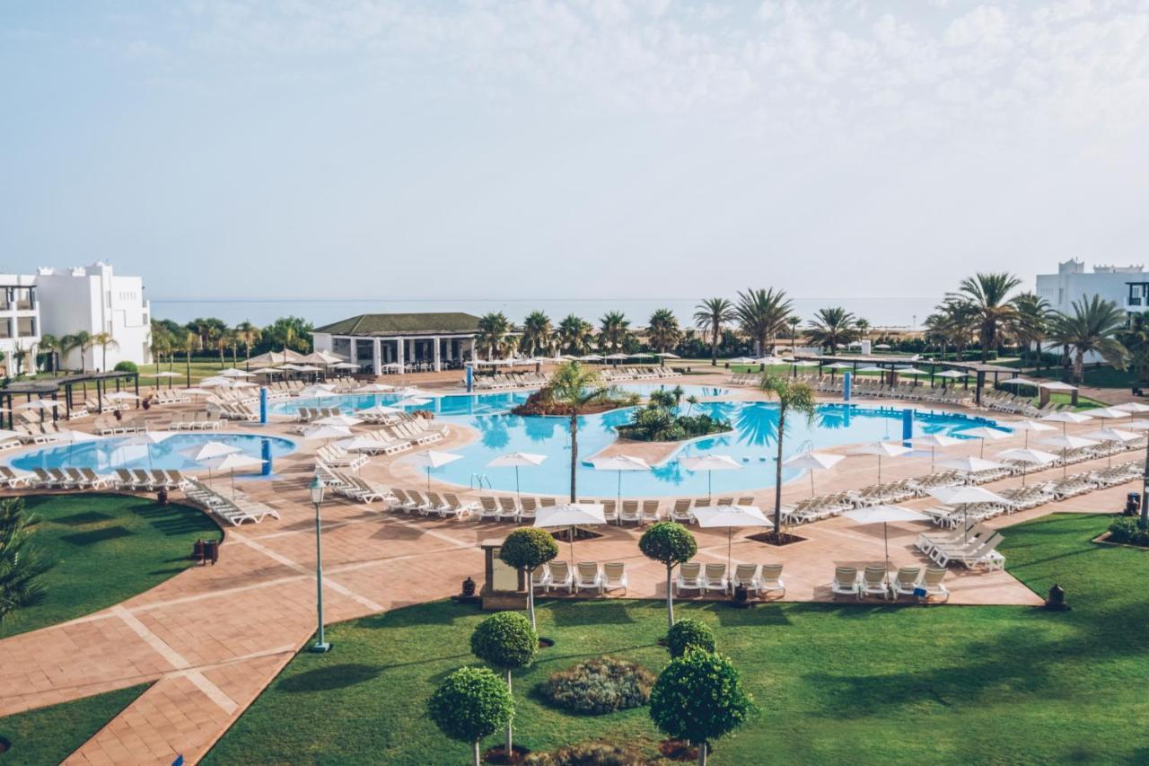 Hotel Iberostar Waves Saïdia Esterno foto The swimming pool at the hotel